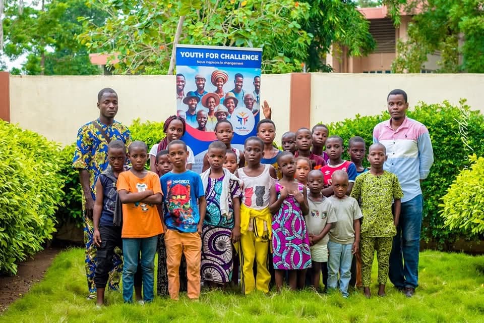 Jeunes et bénévoles du programme Éco-citoyens au Bénin